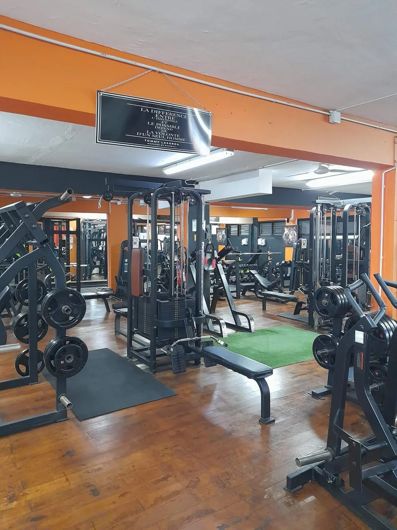 Ambiance conviviale de l'espace fitness SmartFitness